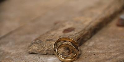 Народные приметы и суеверия, связанные с обручальными кольцами Выбросить обручальное кольцо примета