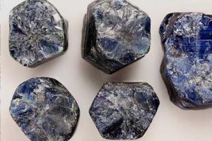 Является ли сапфир драгоценным камнем и каких оттенков бывает?
