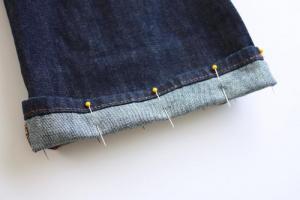 Как подшить джинсы с сохранением фабричного шва?
